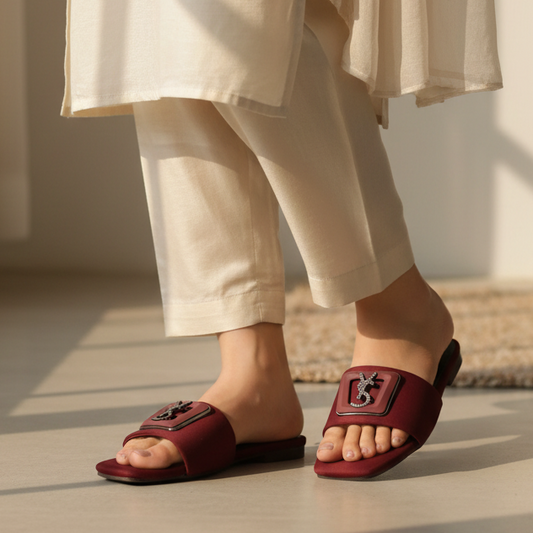 Emblem Buckle Flat Slide - UI 782